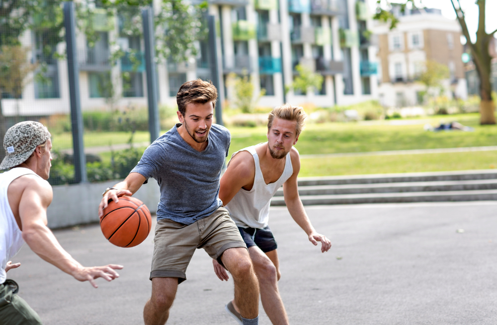 basketballende mensen