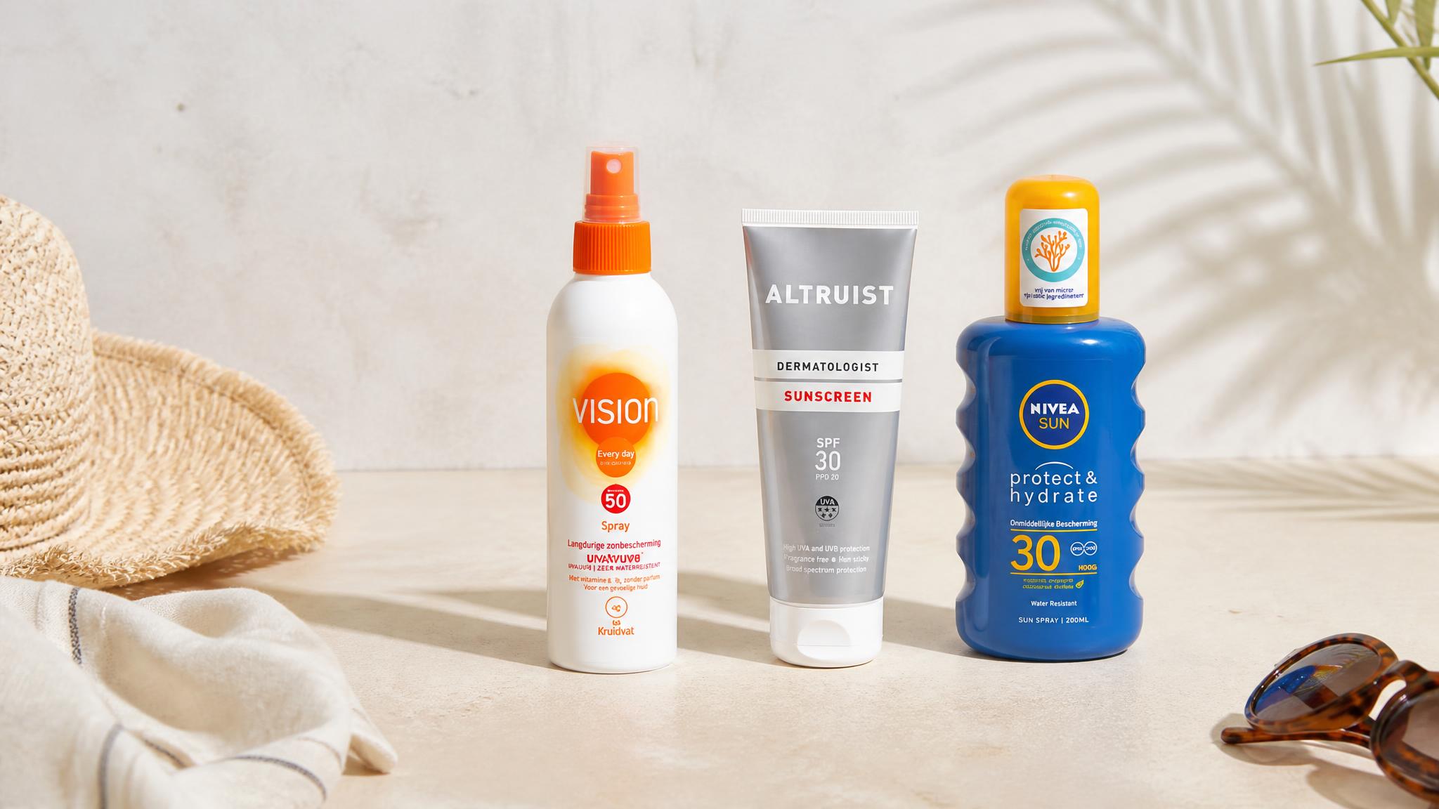 verschillende zonnebrandproducten met SPF 30 en SPF 50 op een lichte ondergrond