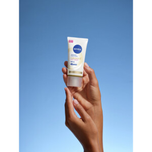 NIVEA Handcréme  Luminous 630 - 12.99 euro