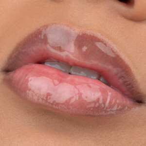 2x essence Juicy Bomb Shiny Lipgloss 101 Lovely Litchi - 2.29 euro