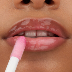 3x essence Hydra Kiss Lip Oil 03 Pink Champagne - 10.24 euro