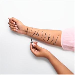 essence Liquid Ink Eyeliner Black - 2.49 euro