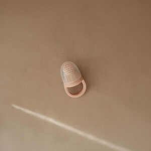 Mushie Fresh Food Feeder Blush - 14.25 euro