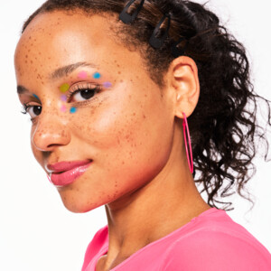 essence Baby Got Holo Glow Highlighter Stick  10 Holy Apricotly - 3.49 euro