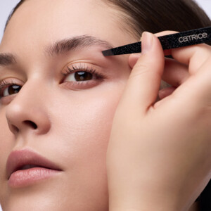 Catrice Magic Perfectors Tweezer - 3.15 euro