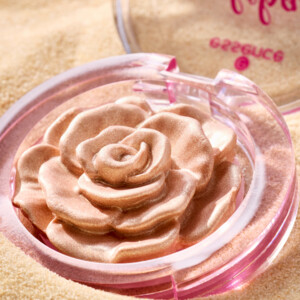 essence Aloha, Babes! Flower Highlighter 01 Paradise. Glow. Repeat. - 3.19 euro