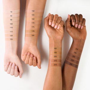 essence Silky Blur Hydrating Longwear Foundation 215 - 5.69 euro