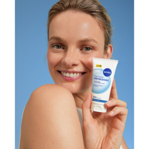 NIVEA Verfrissende Dagcrème SPF15 - 10.69 euro