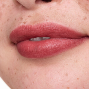 essence Juicy Matte Lip Mousse 05 Gauzy Latte - 2.89 euro