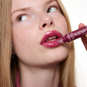 essence The Super Peptide Glossy Lip Treatment 08 Cherrylicious! - 2.89 euro